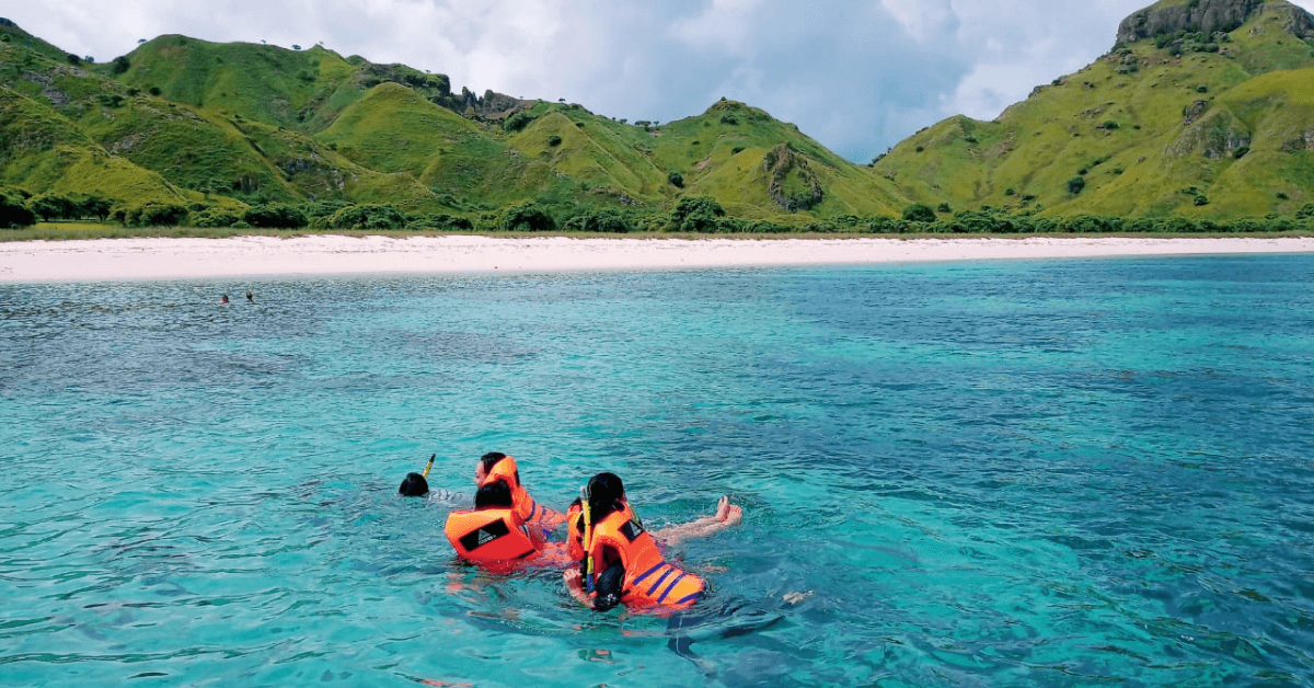 Paket Liburan Pink Beach 2h1m Menggunakan Kapal Kayu Open Deck Dengan Harga Terjangkau Di Komodo Labuan Bajo Manggarai Barat.