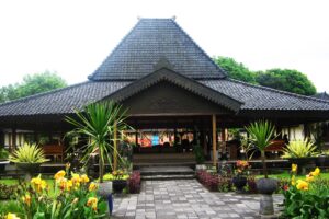 Mengenal Arsitektur Tradisional: Budaya dan Keunikan Bangunan Warisan